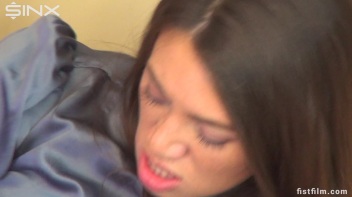 SeXXXy Fisting Between Two Hot Girlfriends Screencap 45 on www.sinx.com