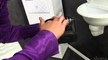 Wallet Full of Jizz Is Better Than Money! Screencap 3 on www.sinx.com