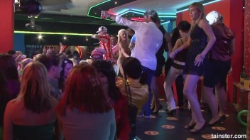 Bikini Beach Balls Part 1 - Cam 3 Screencap 11 on www.sinx.com