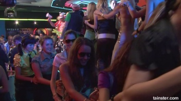 Bikini Beach Balls Part 1 - Cam 3 Screencap 15 on www.sinx.com