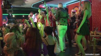 Bikini Beach Balls Part 1 - Cam 3 Screencap 41 on www.sinx.com