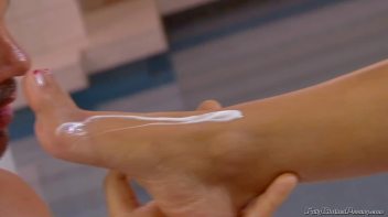 Poolside Piss Screencap 10 on www.sinx.com