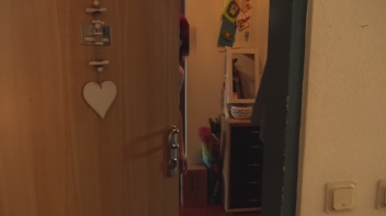 In eine fremde Wohnung gepisst Screencap 5 on www.sinx.com