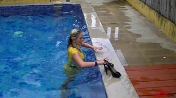 Leony The Wetlook Wonder Screencap 106 on www.sinx.com