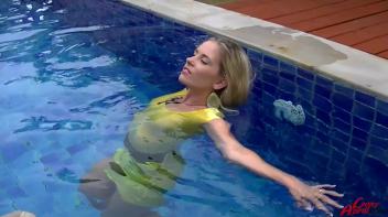 Leony The Wetlook Wonder Screencap 53 on www.sinx.com