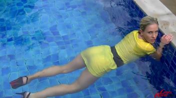 Leony The Wetlook Wonder Screencap 56 on www.sinx.com