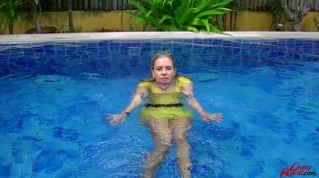 Leony The Wetlook Wonder Screencap 58 on www.sinx.com