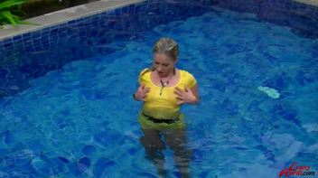 Leony The Wetlook Wonder Screencap 62 on www.sinx.com