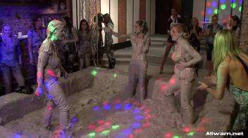 How Real Women Battle In The Mud Screencap 23 on www.sinx.com