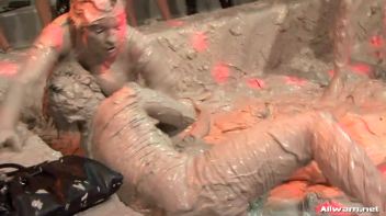 How Real Women Battle In The Mud Screencap 25 on www.sinx.com