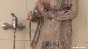 Eurobabe Post Mud Fight Shower Down Screencap 3 on www.sinx.com