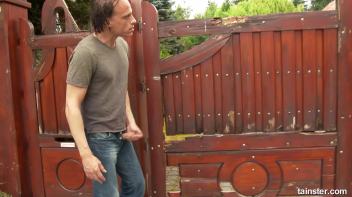 Caught peeking Screencap 2 on www.sinx.com