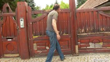 Caught peeking Screencap 3 on www.sinx.com