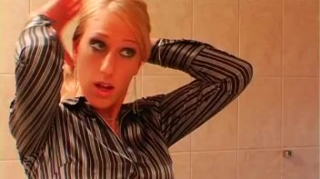 She Loves To Get Messy Any Way She Can Screencap 1 on www.sinx.com