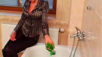 She Loves To Get Messy Any Way She Can Screencap 8 on www.sinx.com