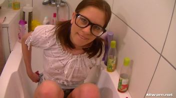 Shower And Shave Eurobabe Combo Screencap 21 on www.sinx.com