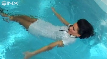 Wet Pool Fun For Champagne Babes Screencap 57 on www.sinx.com