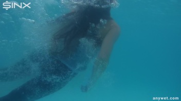 Sexy Swim Babes Play In The Pool Screencap 13 on www.sinx.com