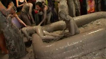 Packed Like Sardines In The Mud Screencap 12 on www.sinx.com
