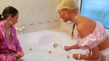 Rubbin' In The Tub Screencap 15 on www.sinx.com