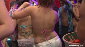 Bikini Beach Balls Part 6 - Cam 1 Screencap 18 on www.sinx.com