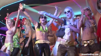 Bikini Beach Balls Part 6 - Cam 1 Screencap 35 on www.sinx.com