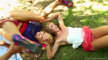 Piss Pals Screencap 119 on www.sinx.com