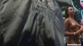 Bikini Beach Balls Part 5 - Cam 2 Screencap 14 on www.sinx.com