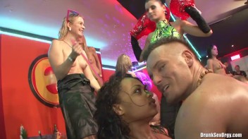 Bikini Beach Balls Part 5 - Cam 2 Screencap 38 on www.sinx.com