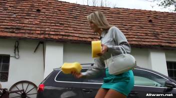 Eurobabe Car Wash Screencap 4 on www.sinx.com