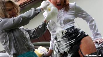 Eurobabe Car Wash Screencap 62 on www.sinx.com