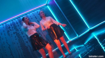 A Splash Of Sexiness! Screencap 17 on www.sinx.com