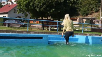 Sexy Blonde Swims And Splashes In Outdoor Pool Screencap 14 on www.sinx.com