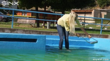 Sexy Blonde Swims And Splashes In Outdoor Pool Screencap 3 on www.sinx.com