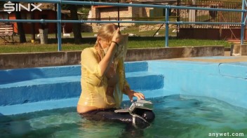 Sexy Blonde Swims And Splashes In Outdoor Pool Screencap 66 on www.sinx.com