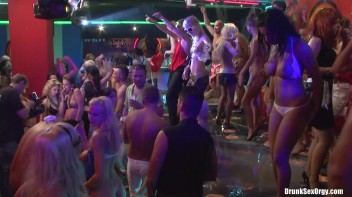 Bikini Beach Balls Part 6 - Cam 3 Screencap 97 on www.sinx.com