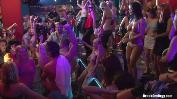 Bikini Beach Balls Part 6 - Cam 3 Screencap 104 on www.sinx.com