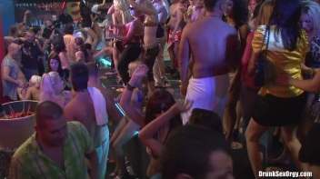 Bikini Beach Balls Part 6 - Cam 3 Screencap 105 on www.sinx.com