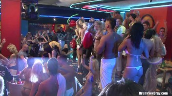 Bikini Beach Balls Part 6 - Cam 3 Screencap 107 on www.sinx.com