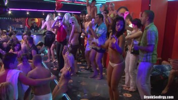 Bikini Beach Balls Part 6 - Cam 3 Screencap 109 on www.sinx.com