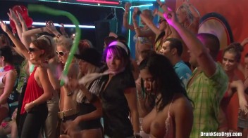 Bikini Beach Balls Part 6 - Cam 3 Screencap 116 on www.sinx.com