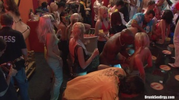 Bikini Beach Balls Part 4 - Cam 3 Screencap 23 on www.sinx.com