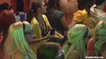 Bikini Beach Balls Part 4 - Cam 3 Screencap 25 on www.sinx.com