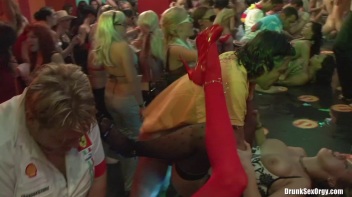 Bikini Beach Balls Part 4 - Cam 3 Screencap 31 on www.sinx.com