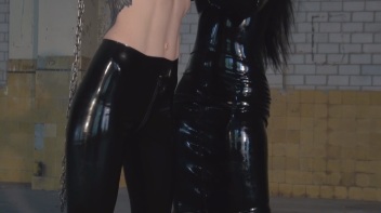 Heiße Latexspiele Screencap 33 on www.sinx.com