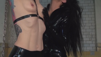 Heiße Latexspiele Screencap 38 on www.sinx.com