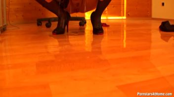 Private Secretary Piss Fantasies Screencap 80 on www.sinx.com