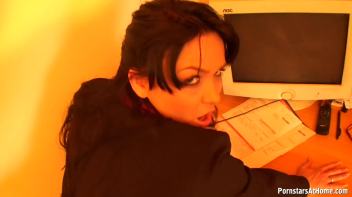 Private Secretary Piss Fantasies Screencap 33 on www.sinx.com