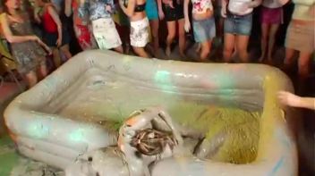 Eurobabes Love To Slam Their Faces Into The Mud Screencap 47 on www.sinx.com