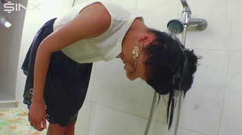 Raven Haired Babe Shampoos And Lathers Up Screencap 14 on www.sinx.com